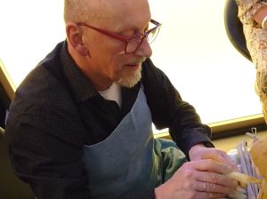Rainer beim Töpfern eines Torsos