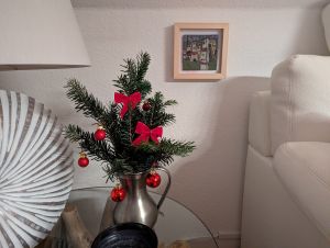 Inseldorf - Bild neben der Couch